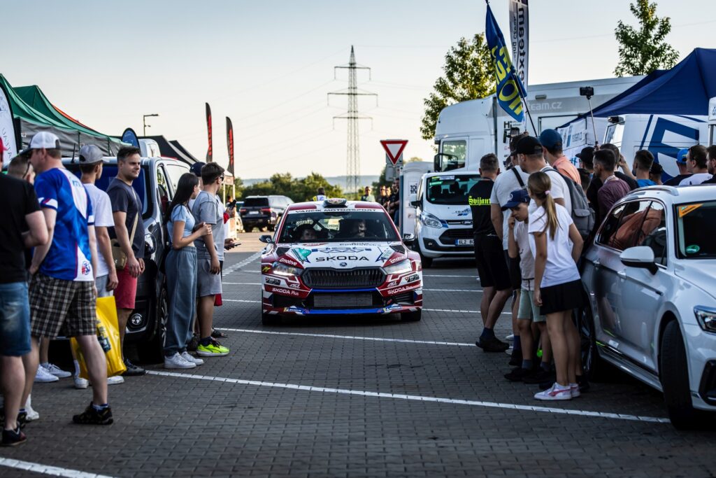 ceske-mistrovstvi-v-rally-vstupuje-do-druhe-poloviny-na-domaci-pude-automobilky-skoda-auto