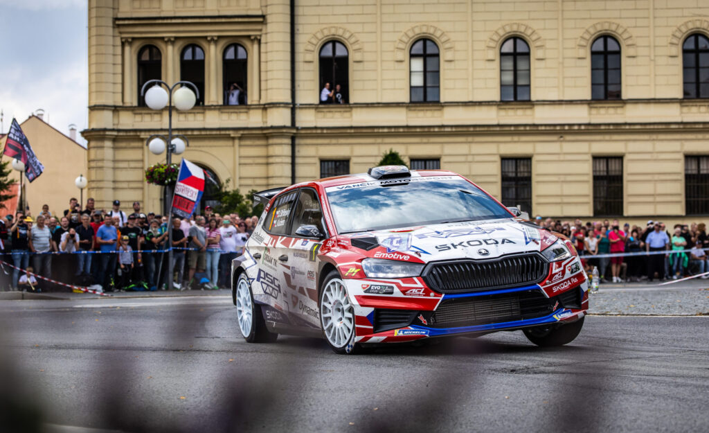 sest-vozu-skoda-v-top10-narocne-bohemia-rally-ceske-mistrovstvi-vstoupilo-do-sve-druhe-poloviny