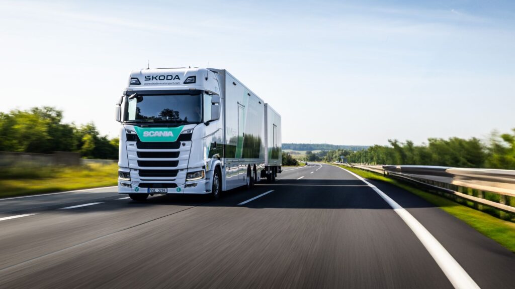 skoda-motorsport-truck-a-load-of-parts-to-support-customers