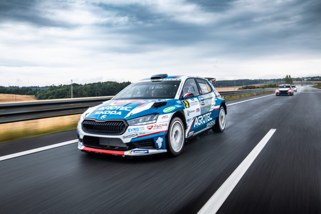 vrchol-ceske-rallyove-sezony-se-blizi-dealerske-tymy-skoda-auto-zabojuji-o-nejvetsi-bodove-pridely