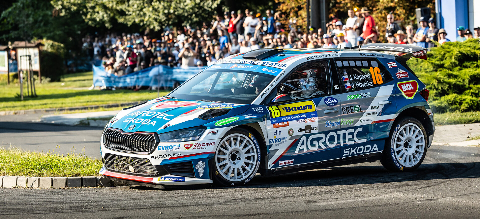 Jan Kopecký s vozem Škoda Fabia RS Rally2 vyhrál Barum Czech Rally Zlín 2025. Jezdec dealerského Agrotec Škoda Rally Teame vede české mistrovství.