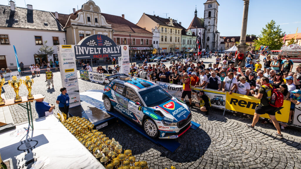 jan-kopecky-se-skodou-fabia-rs-rally2-po-vitezstvi-na-rally-pacejov-ziskava-11-titul-mistra-cr-v-rally