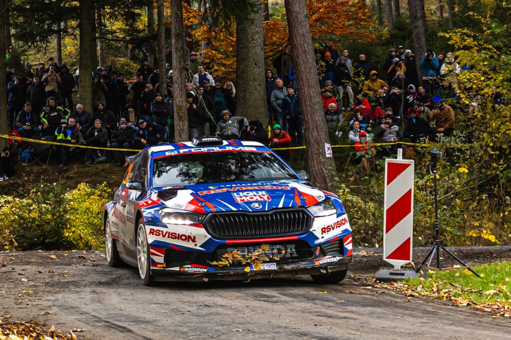 stredoevropska-rally-dve-posadky-jedouci-s-vozy-skoda-fabia-rs-rally2-na-stupnich-vitezu