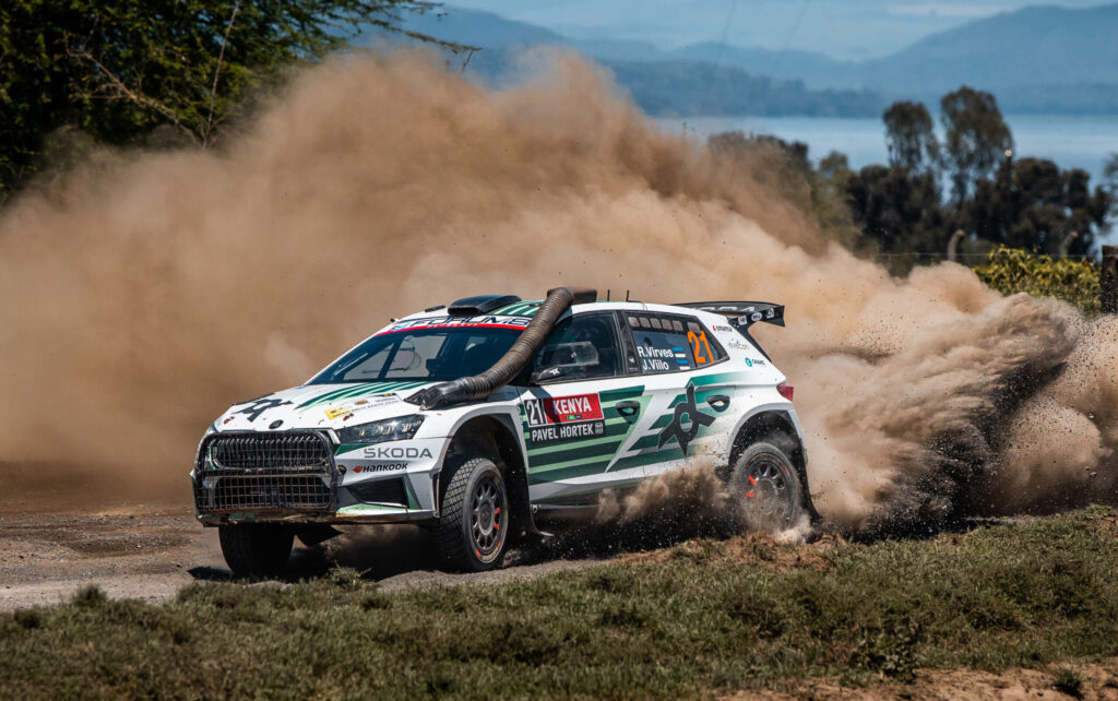safari-rally-v-keni-posadka-vozu-skoda-fabia-rs-rally2-si-poradila-s-blativymi-useky-a-vybojovala-vitezstvi-v-kategorii-wrc2