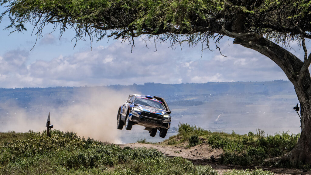safari-rally-v-keni-navrat-dvojnasobneho-mistra-sveta-wrc2-andrease-mikkelsena-ke-znacce-skoda