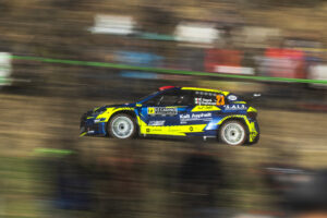 Italové Roberto Daprà a jeho spolujezdec Luca Guglielmetti (Škoda Fabia RS Rally2 týmu Delta Rally Team) by se mohli ujmout celkového vedení kategorie WRC2.