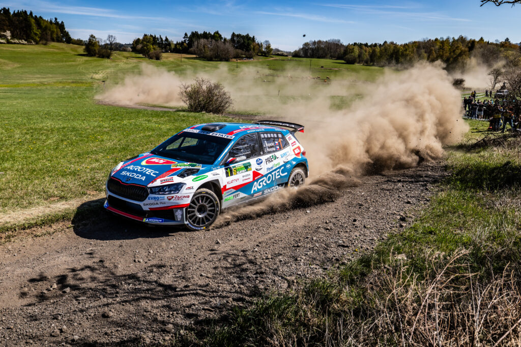 dva-skoda-dealerske-tymy-na-stupnich-vitezu-rallye-sumava-start-sampionatu-prilakal-tisice-fanousku