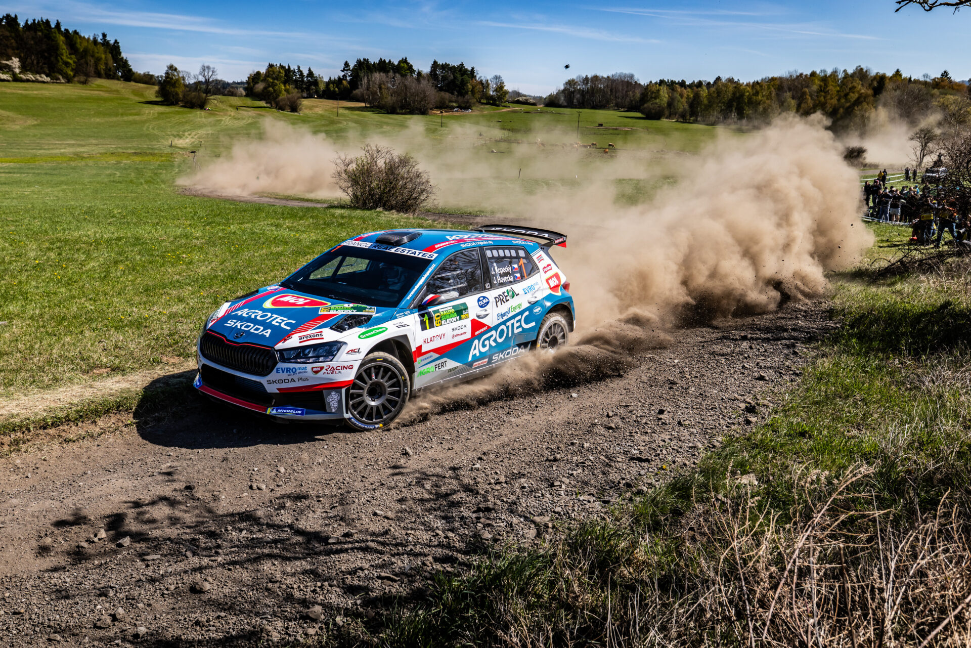 Dva Škoda dealerské týmy na stupních vítězů Rallye Šumava. Start šampionátu přilákal tisíce fanoušků.