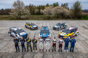 Mistrovství ČR v automobilových soutěžích 2026 začíná o víkendu 60. ročníkem Šmucler Rallye Šumava Klatovy. Škoda Auto bude opět u toho díky osvědčenému programu podpory a spolupráce s dealerskými týmy, čímž navazuje na úspěšný model z předchozích let. Jako oficiální reprezentanti autorizovaných partnerů značky Škoda vstoupí do letošní sezony jezdci Jan Kopecký, Adam Březík, Věroslav Cvrček ml., Dominik Stříteský a nově Ján Kundlák. Dealerské týmy budou startovat se speciály Škoda Fabia RS Rally2.