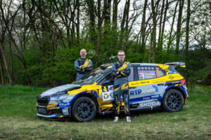 Auto Strž Škoda Rallypossible Team, nováček dealerského programu Škoda, nastupuje s Jánem Kundlákem. Do reálného motorsportu se tento uznávaný talent prosadil přes simracing. V sezoně 2026 absolvuje Kundlák se svým navigátorem Peterem Baranem vedle MČR dvoudenních soutěží také celý seriál jednodenních rallysprintů.