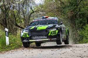 Eric Camilli a Thibault De La Haye z Francie (Škoda Fabia RS Rally2 týmu Eurosol Racing Team Hungary) patří mezi specialisty na asfaltové tratě, kteří usilují o místo na stupních vítězů.