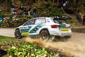 Bývalý mistr kategorie WRC2 Emil Lindholm z Finska navazuje na loňské šesté místo. Ve voze Škoda Fabia RS Rally2 týmu Toksport WRT se střídá s Gabrielem Moralesem z Brazílie.