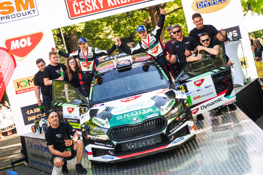 dominik-stritesky-z-dealerskeho-auto-podbabska-skoda-teamu-vitezem-53-rallye-cesky-krumlov