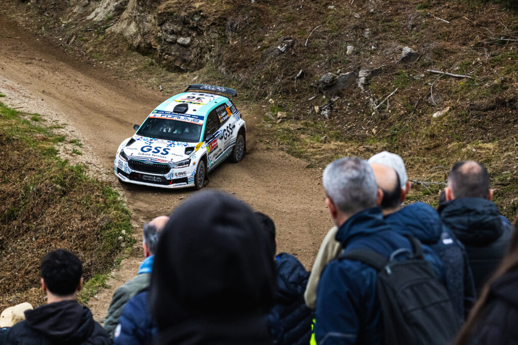 recka-rally-acropolis-jezdci-vozu-skoda-fabia-rs-rally2-jsou-pripraveni-na-sterk-a-vysoke-teploty