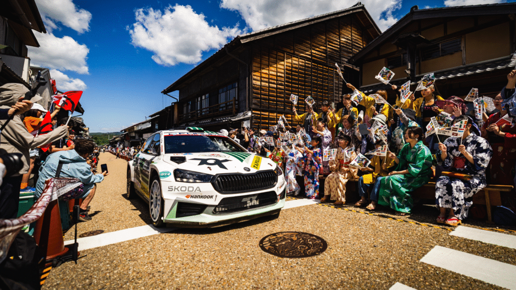 ctvrte-misto-na-klikatem-asfaltu-rally-japonsko