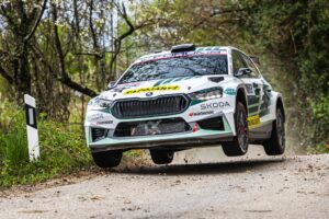 Posádky Škoda na Estonské rally Po třech asfaltových soutěžích WRC se Emil Lindholm z Finska a jeho brazilský spolujezdec Gabriel Morales (Toksport WRT Škoda Fabia RS Rally2) poprvé v této sezóně představí na šotolině.