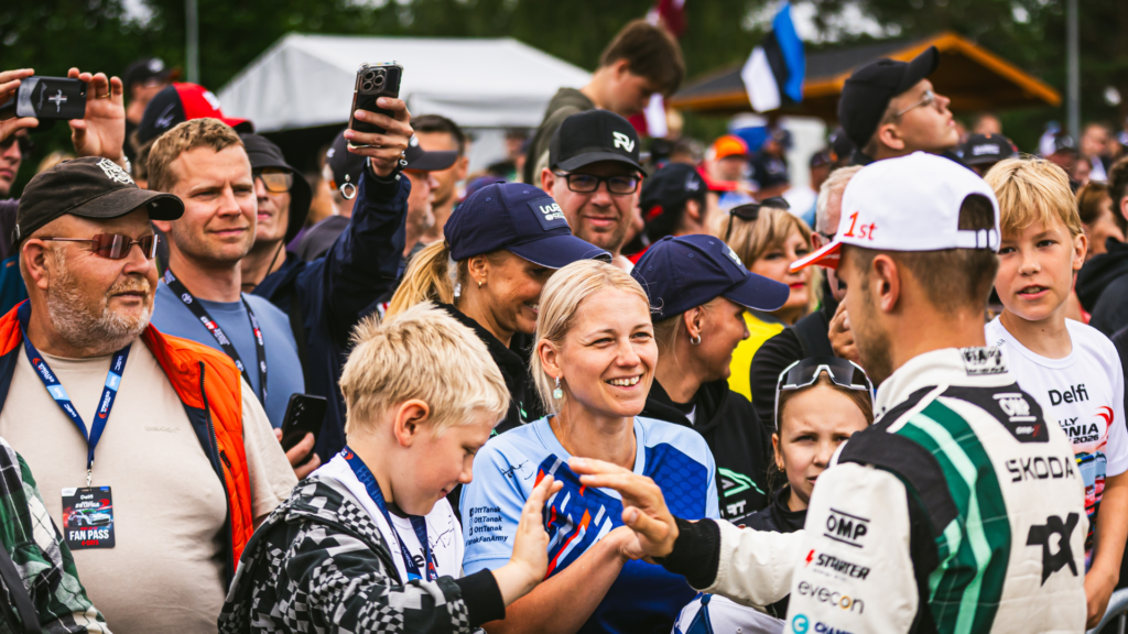 oslava-s-fanousky-stastlivci-si-uzili-zakulisi-rally