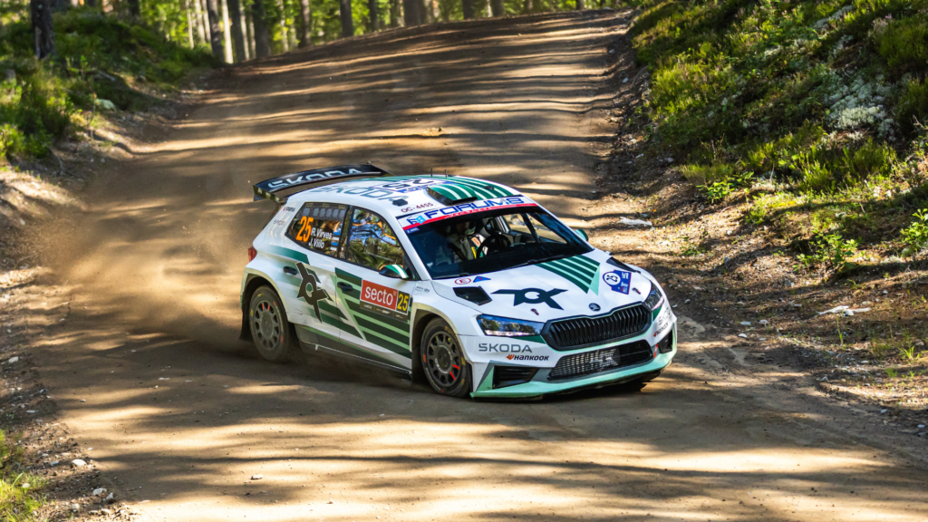 razny-utok-na-titul-rally-finsko