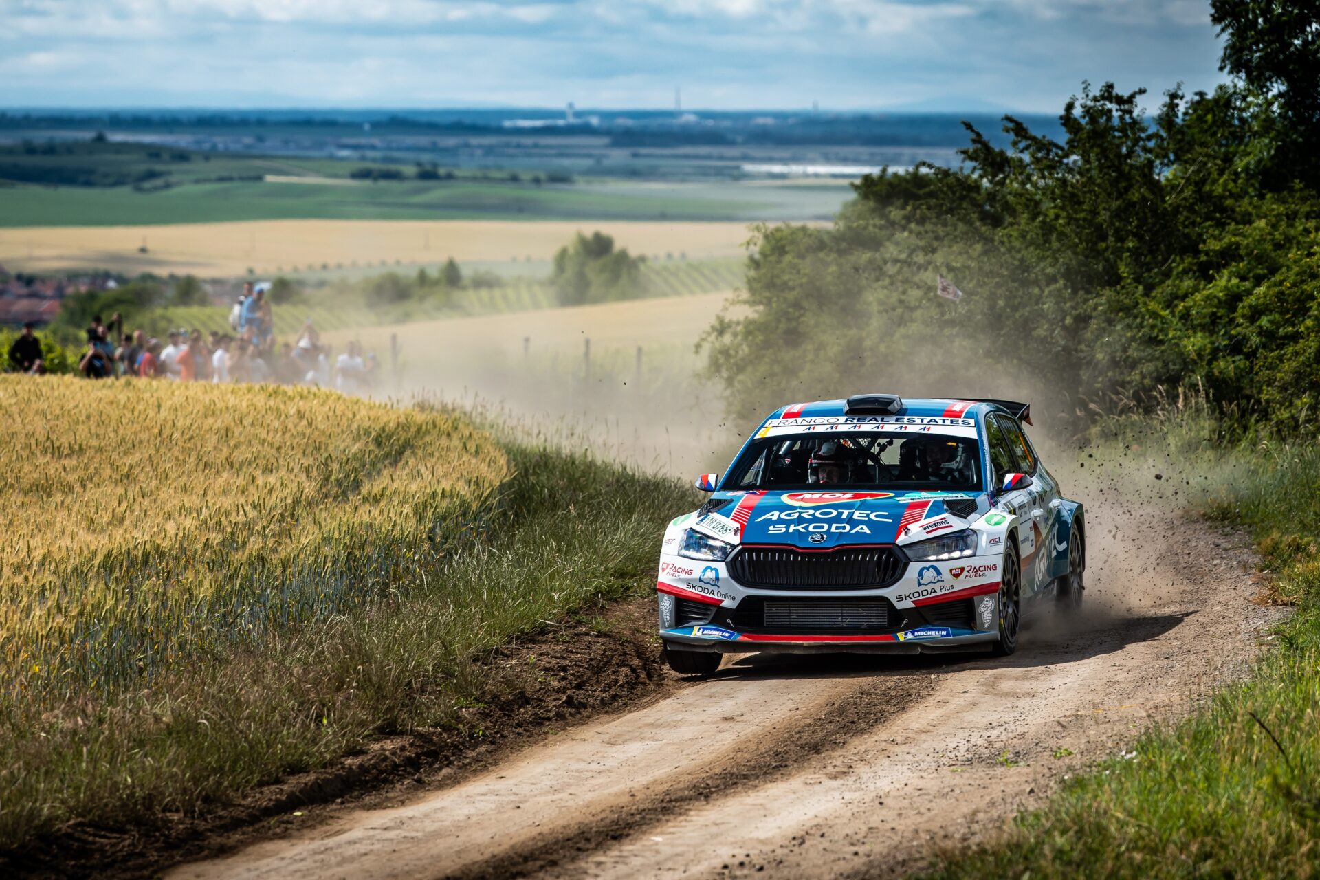Čtyři dealerské týmy Škoda na startu Barum Czech Rally Zlín 2026: Souboj o český titul míří do finále
