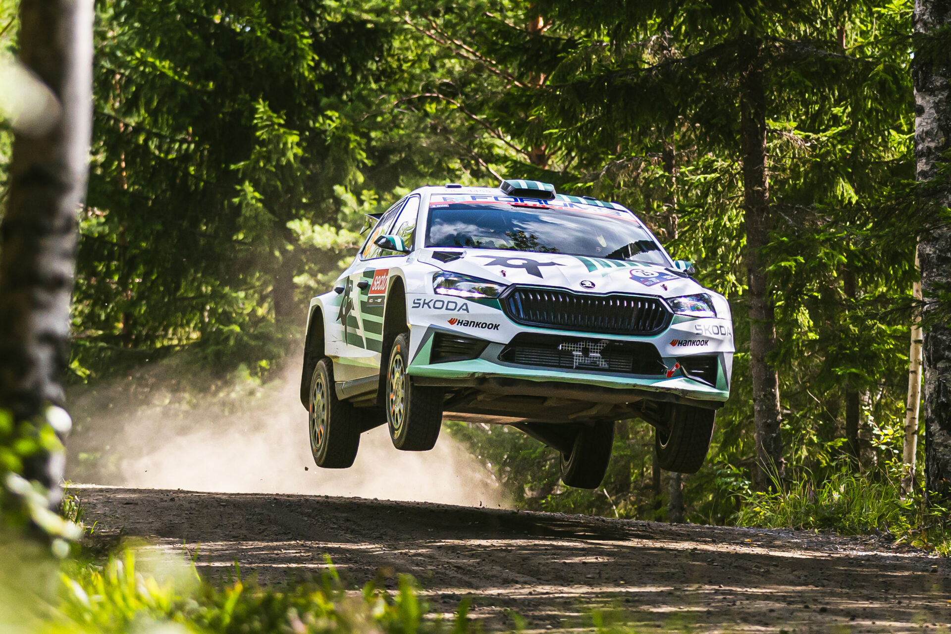 Finská rally: čtvrté letošní vítězství přiblížilo Roberta Virvese, jedoucího s vozem Škoda, k zisku mistrovského titulu v kategorii WRC2