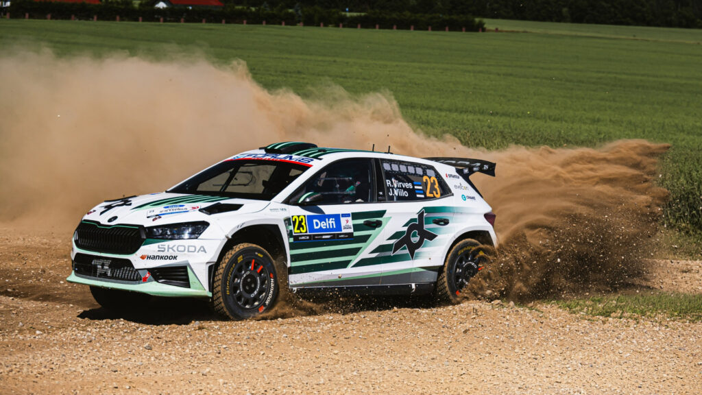 italska-rally-na-sardinii-posadka-robert-virves-a-jakko-viilo-s-vozem-skoda-startuji-jako-mistri-sveta-kategorie-wrc2