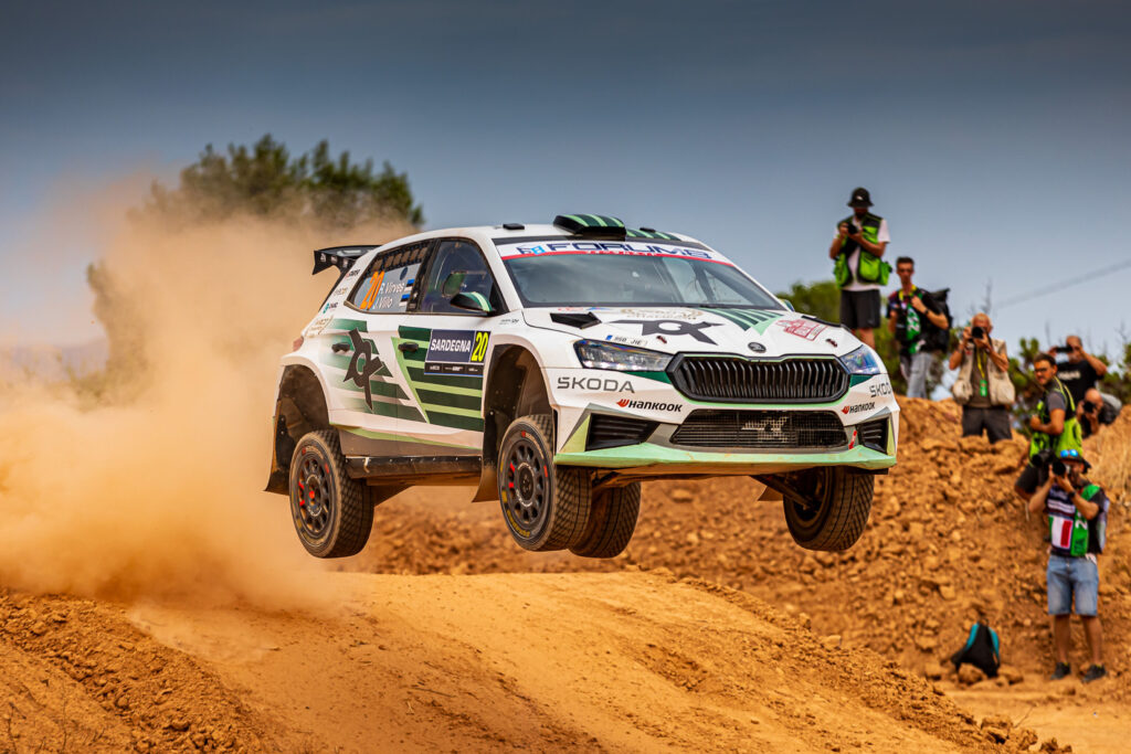 italska-rally-na-sardinii-mistri-sveta-kategorie-wrc2-dovezli-vuz-skoda-fabia-rs-rally2-na-dalsi-stupne-vitezu